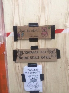 "Sorry, Kinder" - nachdem Fenster des Necker-Kinderhospitals mitten im Straßenkampf eingeworfen wurden, bitten "les casseurs" (die Zerstörer) um Entschuldigung.