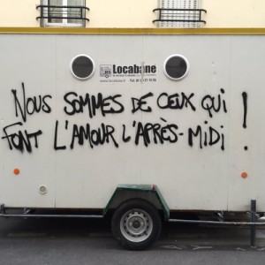 Am Nachmittag machen wir Liebe (Anspielung auf Sarkozys Frage: "Was machen denn diese Nuit Debout während des Tages?")